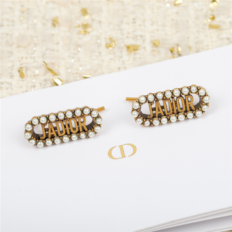 D10r letter pearl earrings