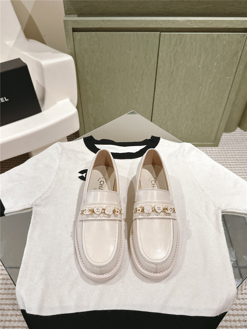 Ch**el heart chain loafers in ivory calfskin