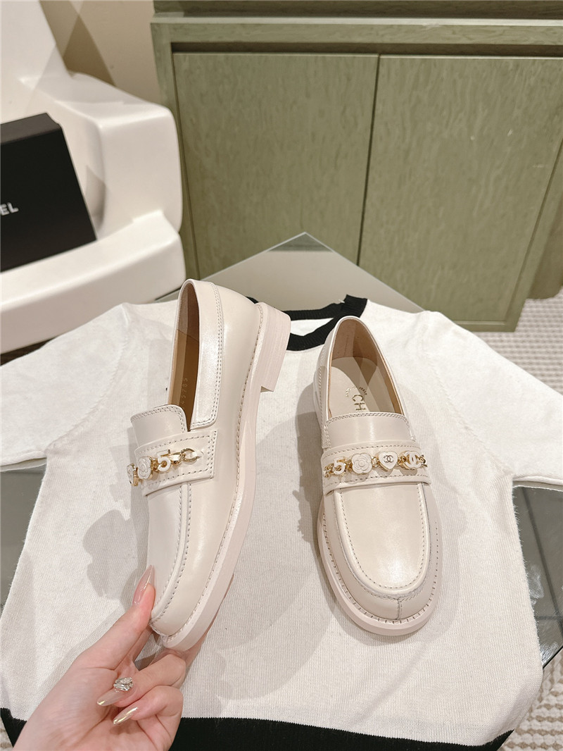 Ch**el heart chain loafers in ivory calfskin