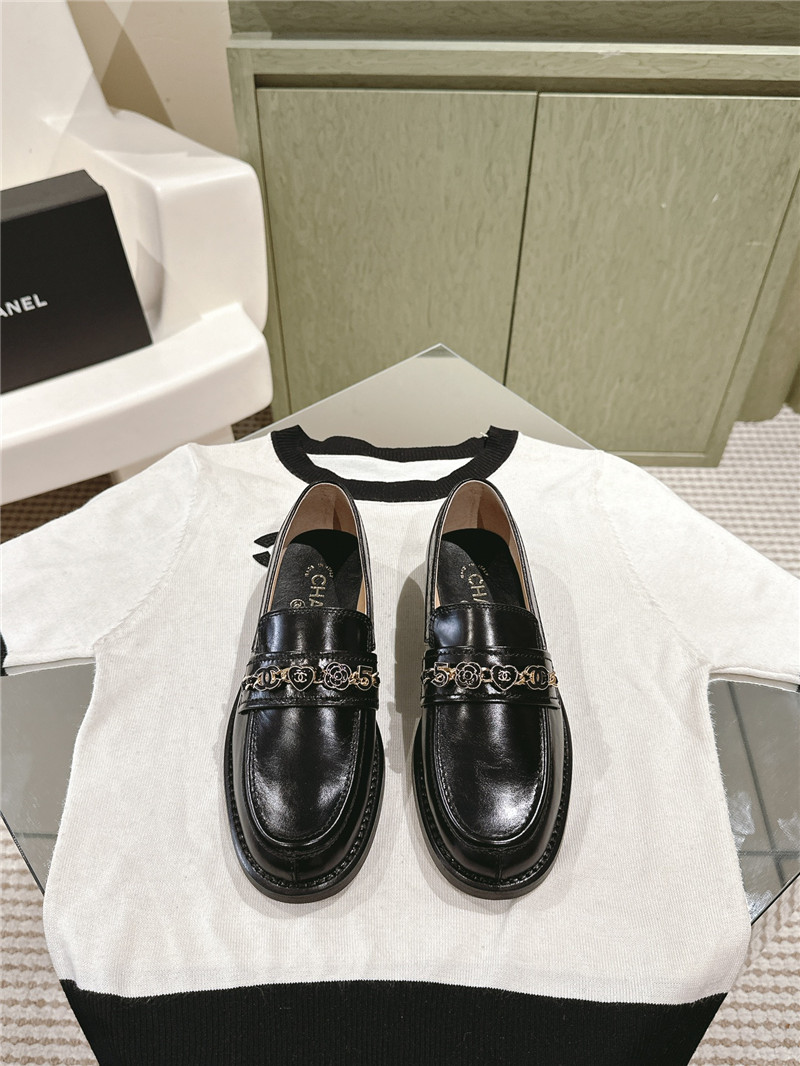 Ch**el heart chain loafers in black calfskin