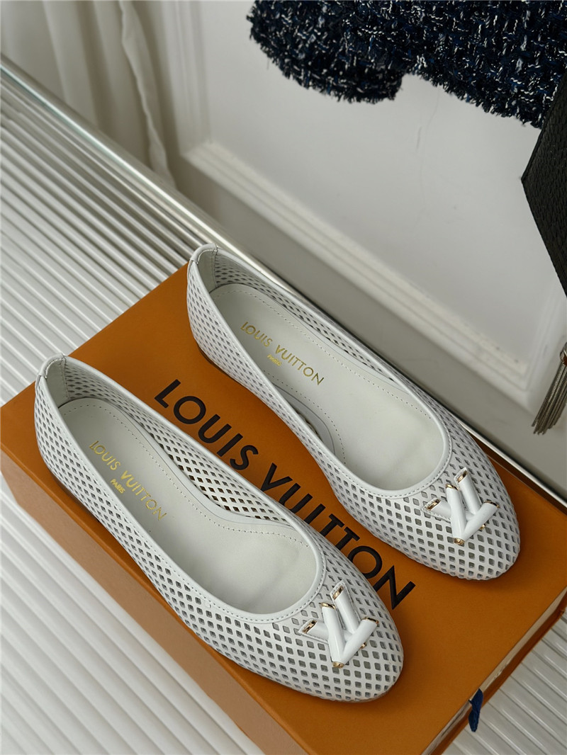 l0vis Vvtt0n shake flat ballerina in silver perforated lambskin
