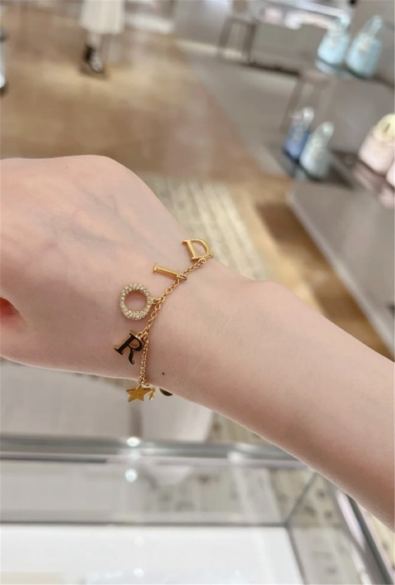 D10r letter bee star bracelet