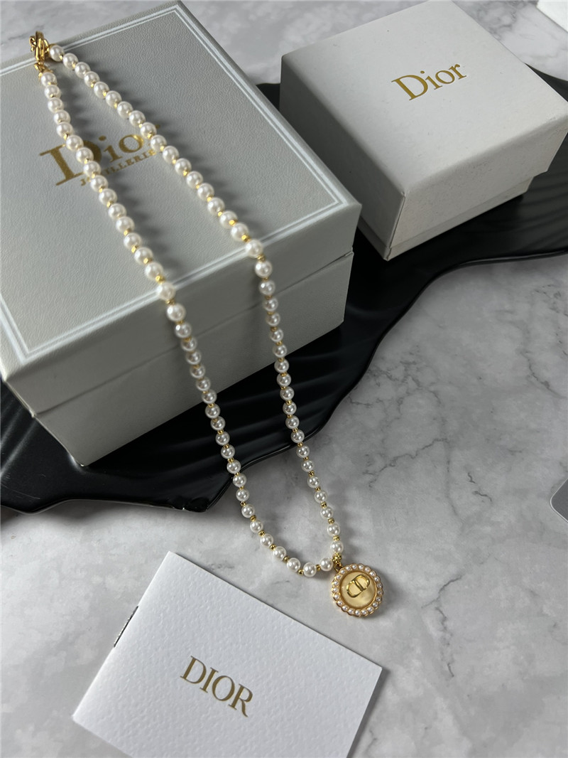 D10r new necklace