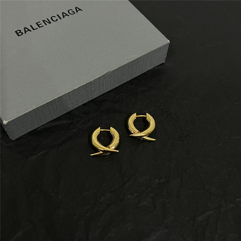 Ba1en*iaga simple and elegant earrings