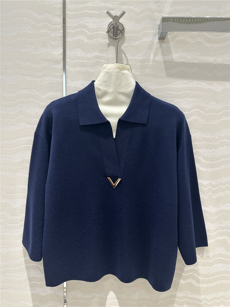 Va1e*ntin0 metal v logo top replica designer clothing websites