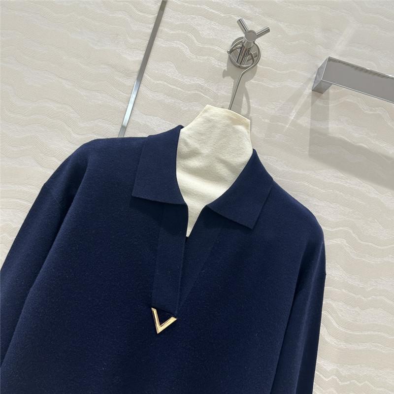 Va1e*ntin0 metal v logo top replica designer clothing websites