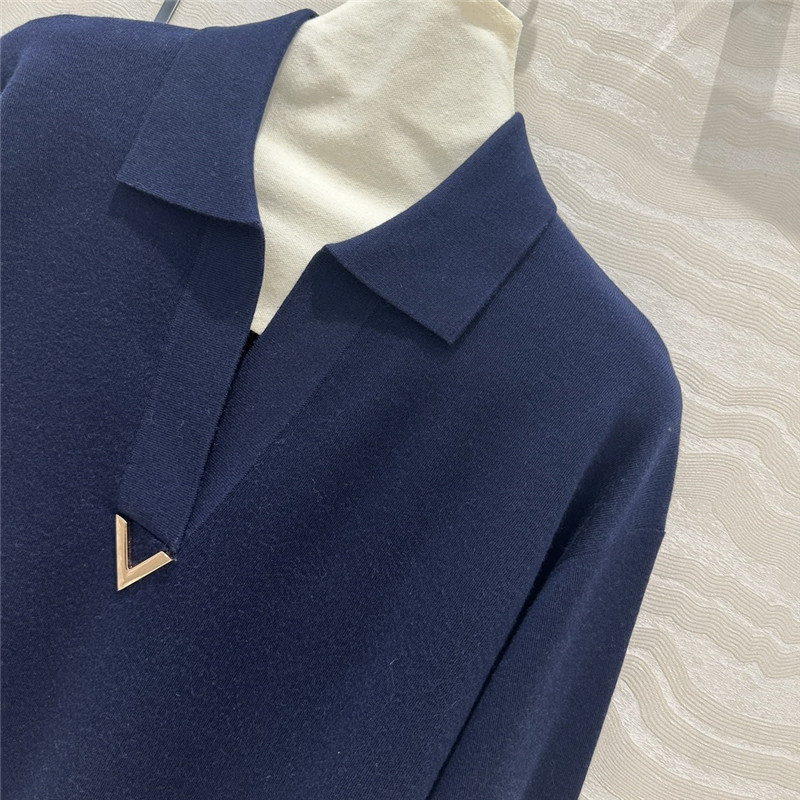 Va1e*ntin0 metal v logo top replica designer clothing websites