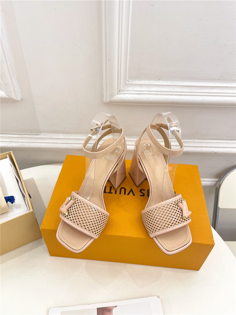 l0vis Vvtt0n shake sandal in beige patent calfskin