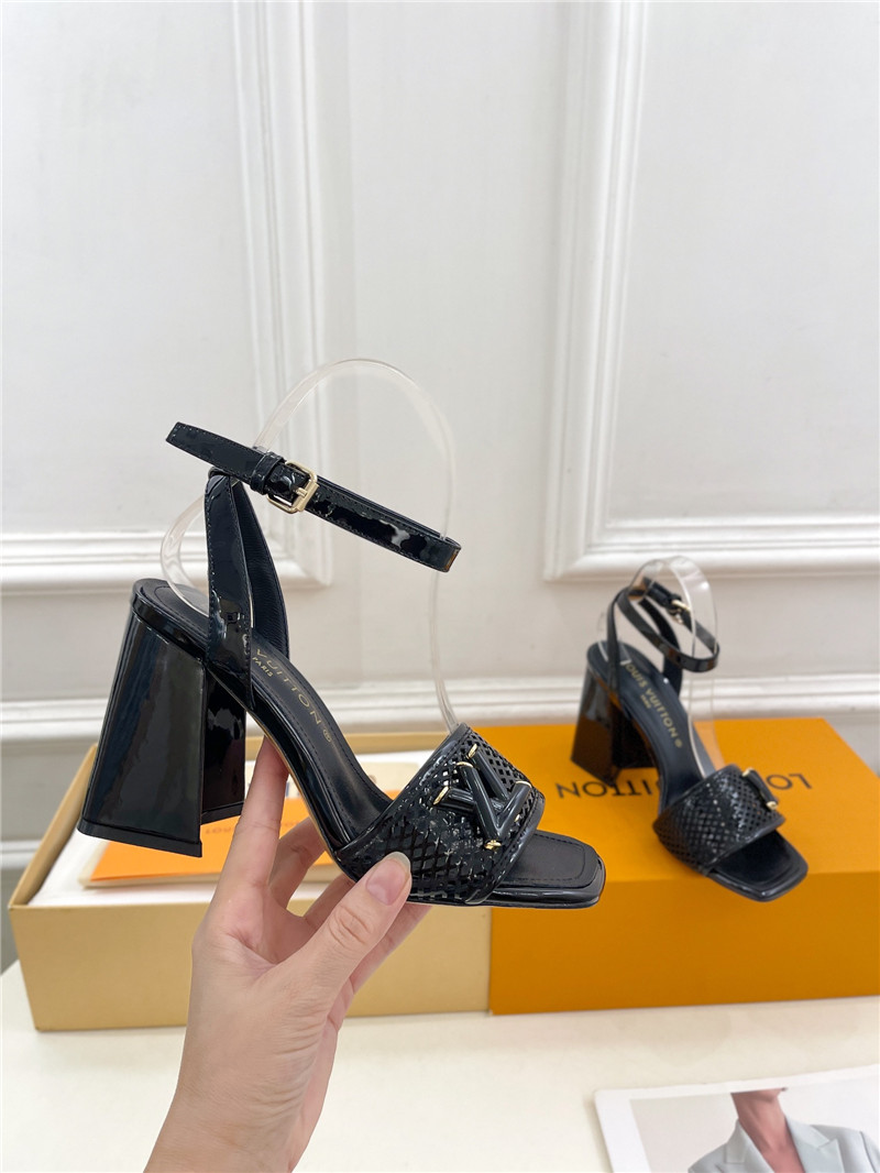l0vis Vvtt0n shake sandal in black patent calfskin