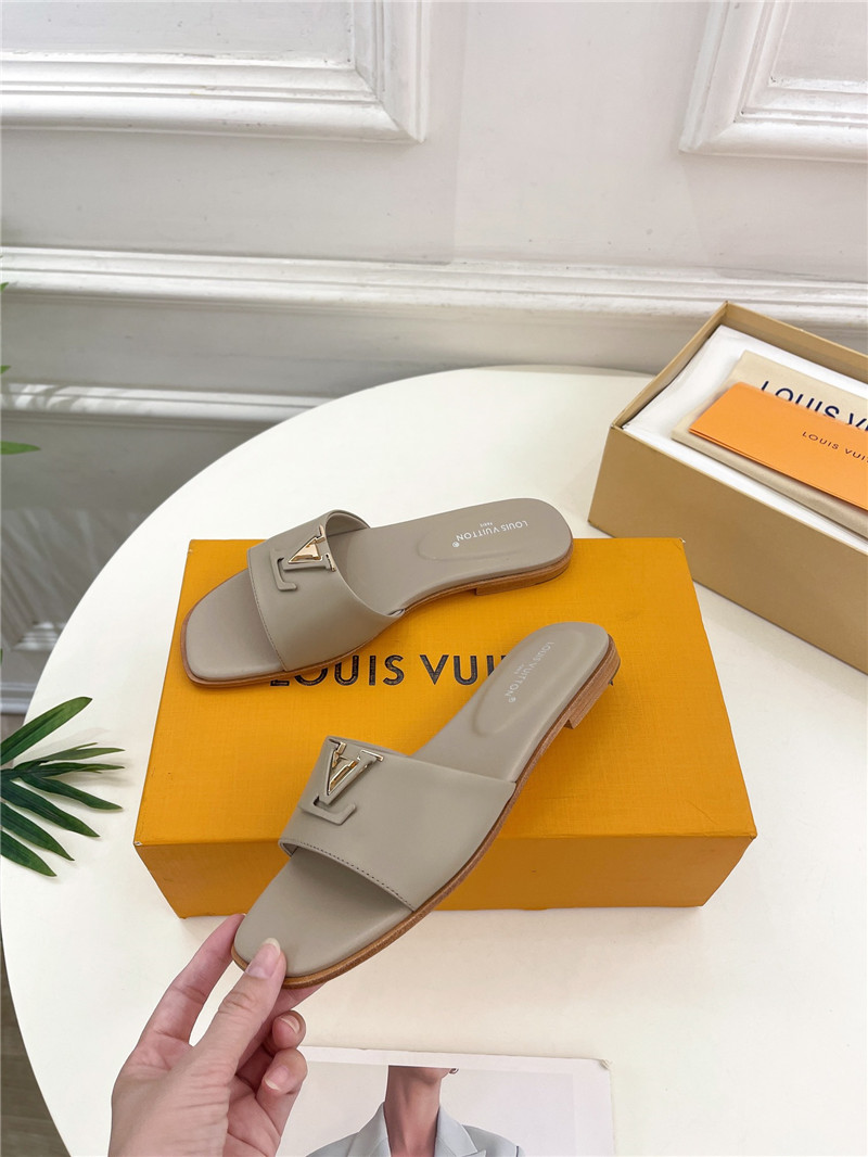 l0vis Vvtt0n lv capri flat mule pebble