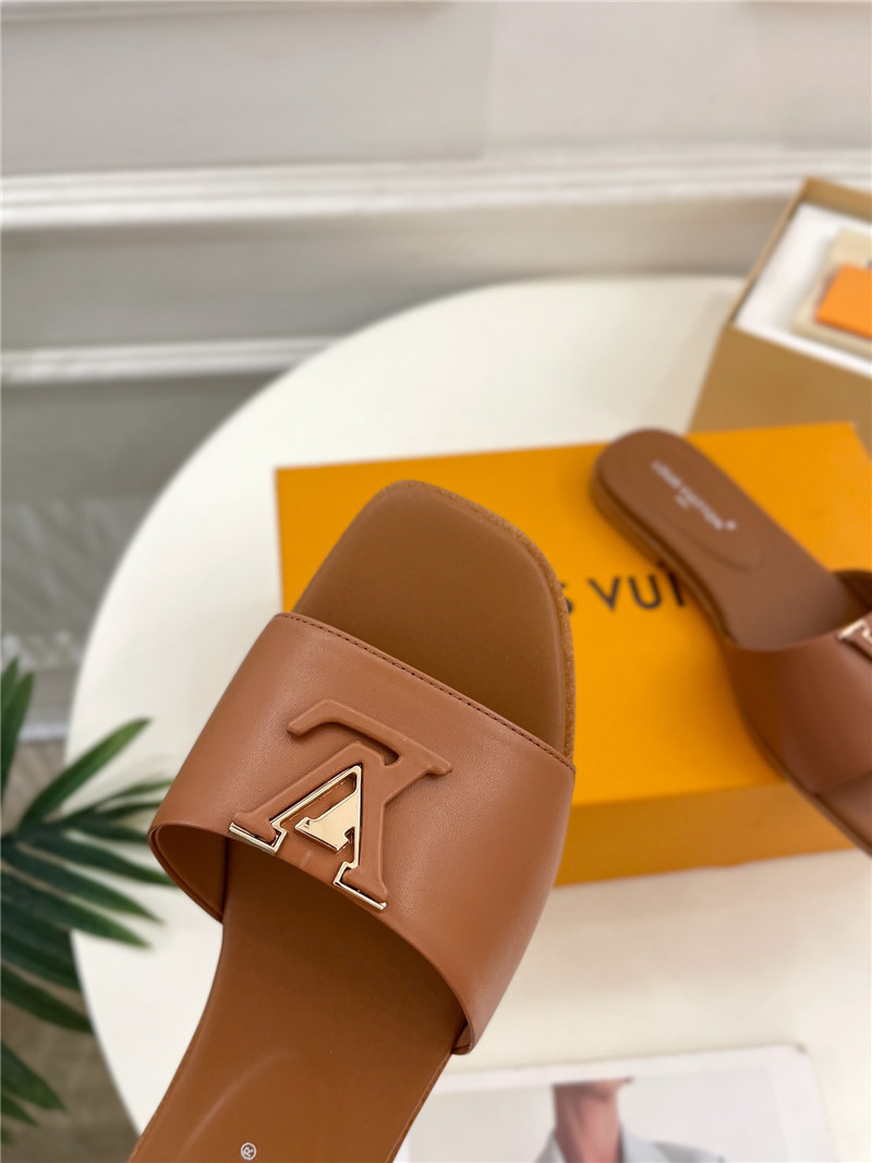 l0vis Vvtt0n lv capri flat mule camel