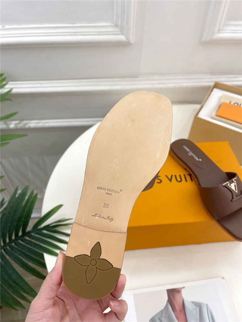 l0vis Vvtt0n lv capri flat mule brown