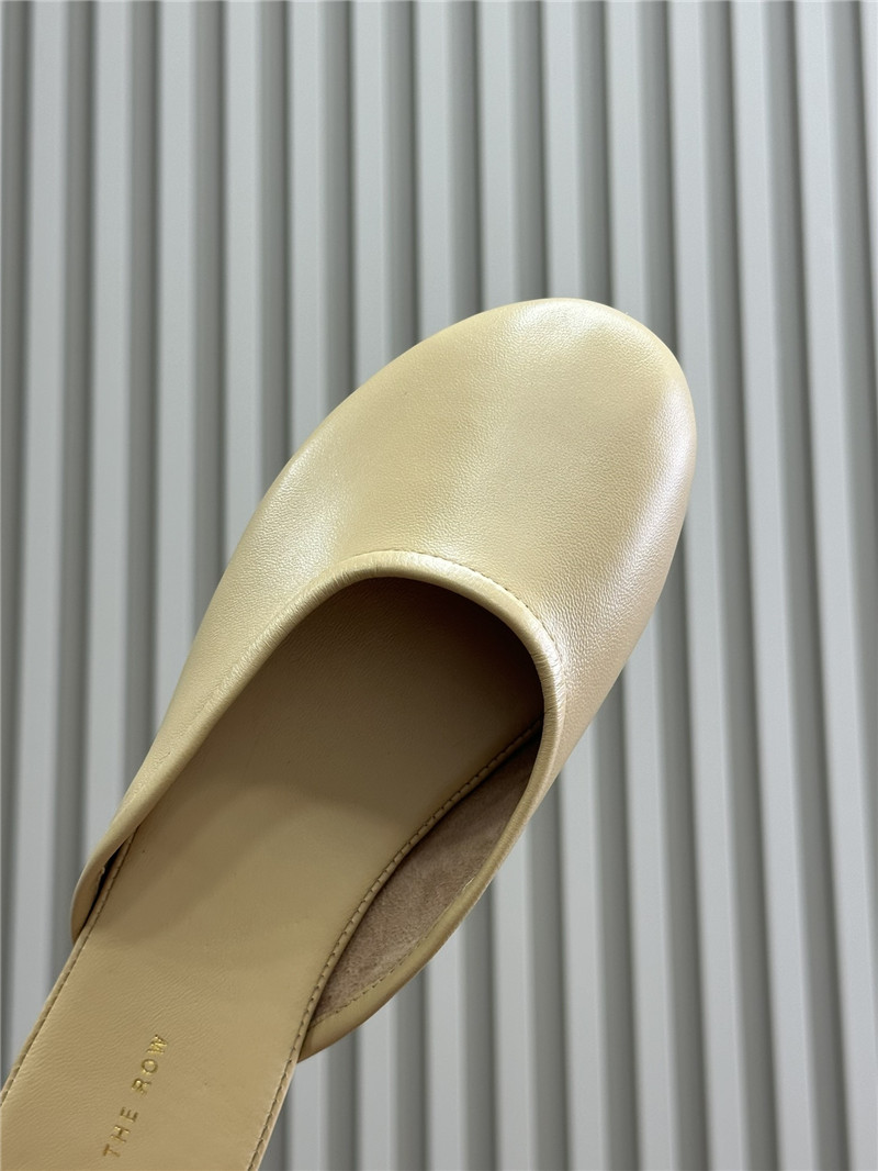 The R0w canal slip on in  beige calfskin