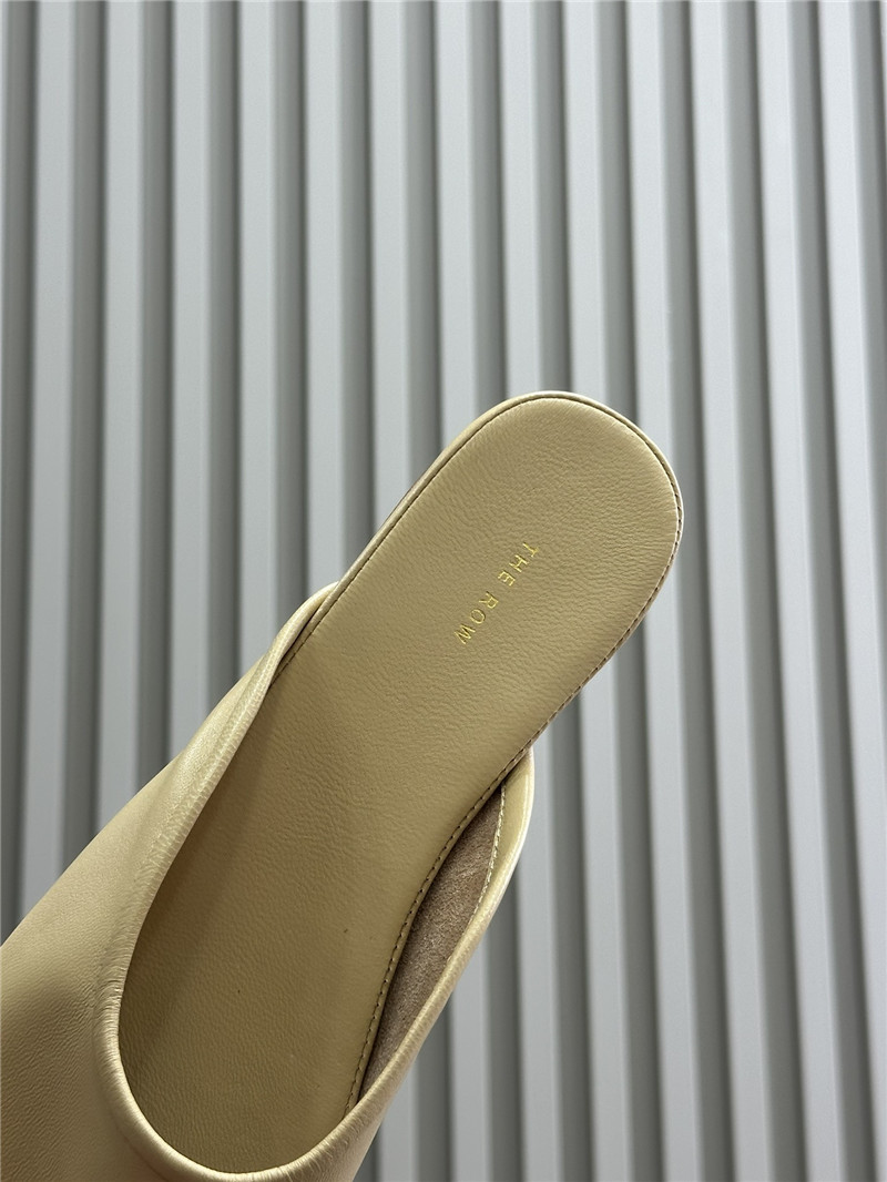 The R0w canal slip on in  beige calfskin