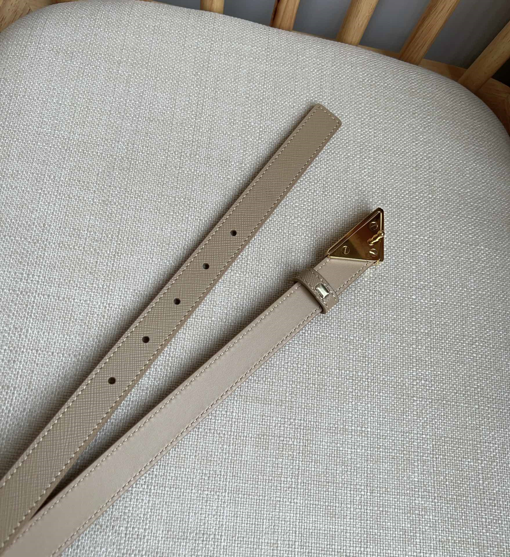 Pra*a triangle logo outline belt
