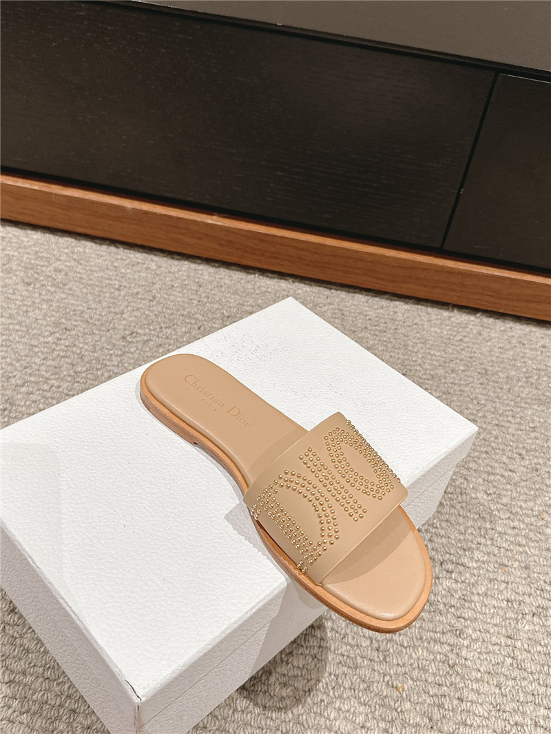 D10r dway slide beige calfskin with gold-finish studs