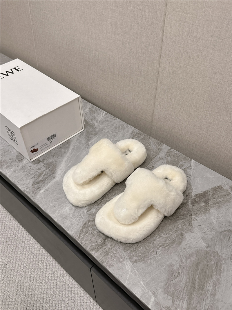 L0ew* toe post shearling sandals in white