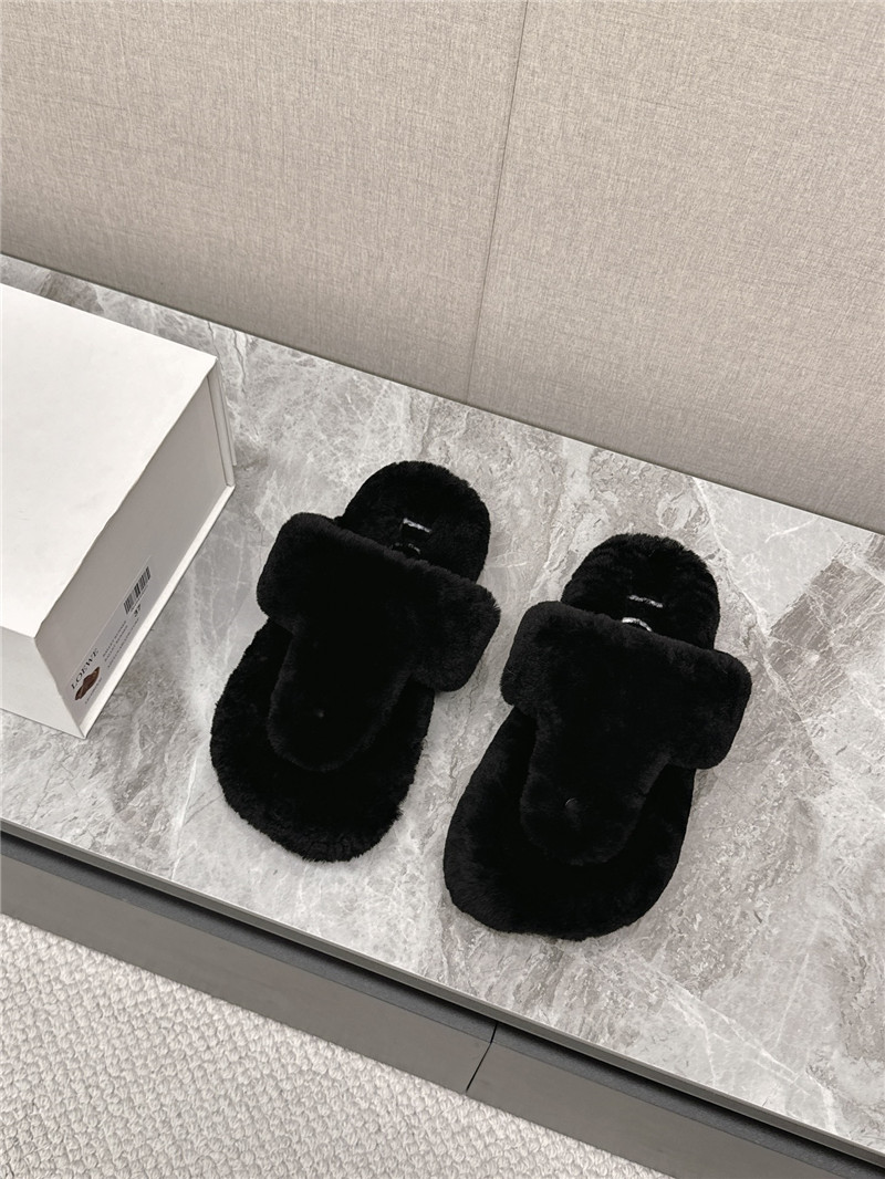 L0ew* toe post shearling sandals in black