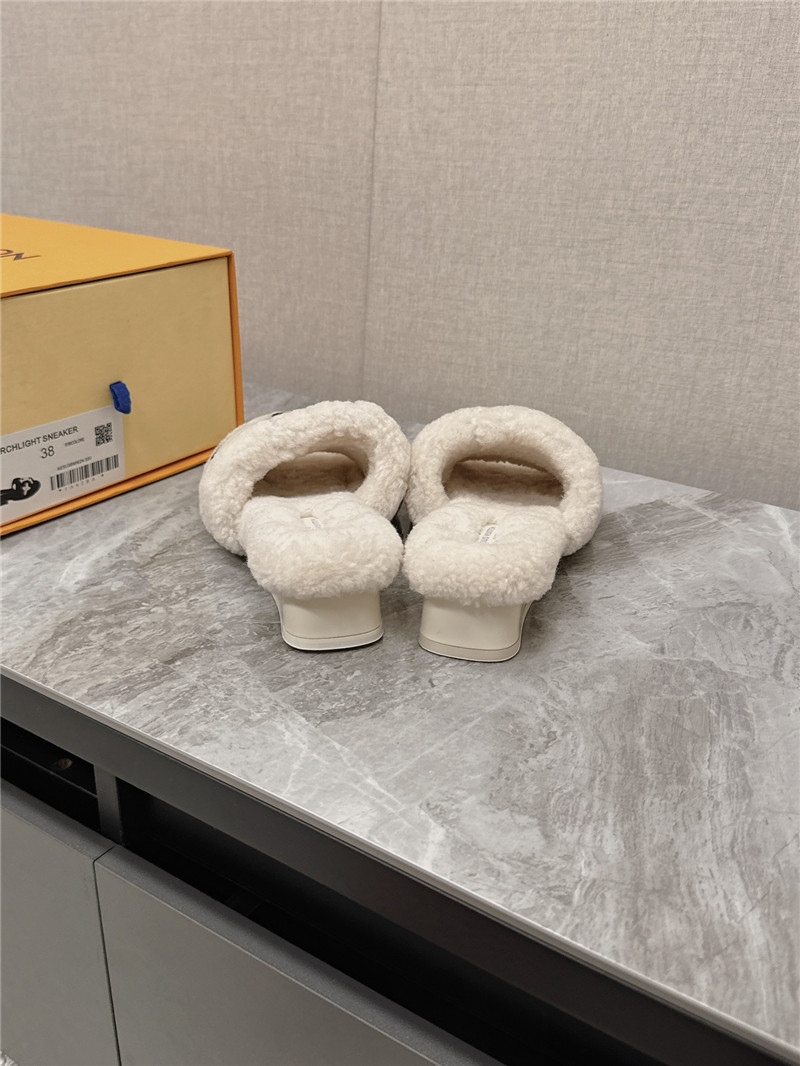 l0vis Vvtt0n paseo shearling comfort mule in white