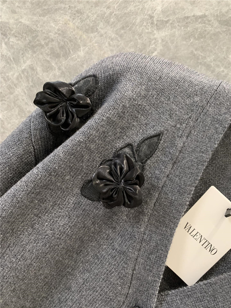 Va1e*ntin0 v-neck cropped knitted cardigan replica d&g clothing