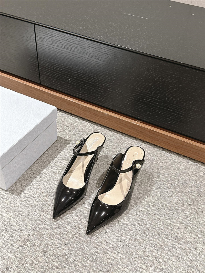 D10r capture heeled mules black patent