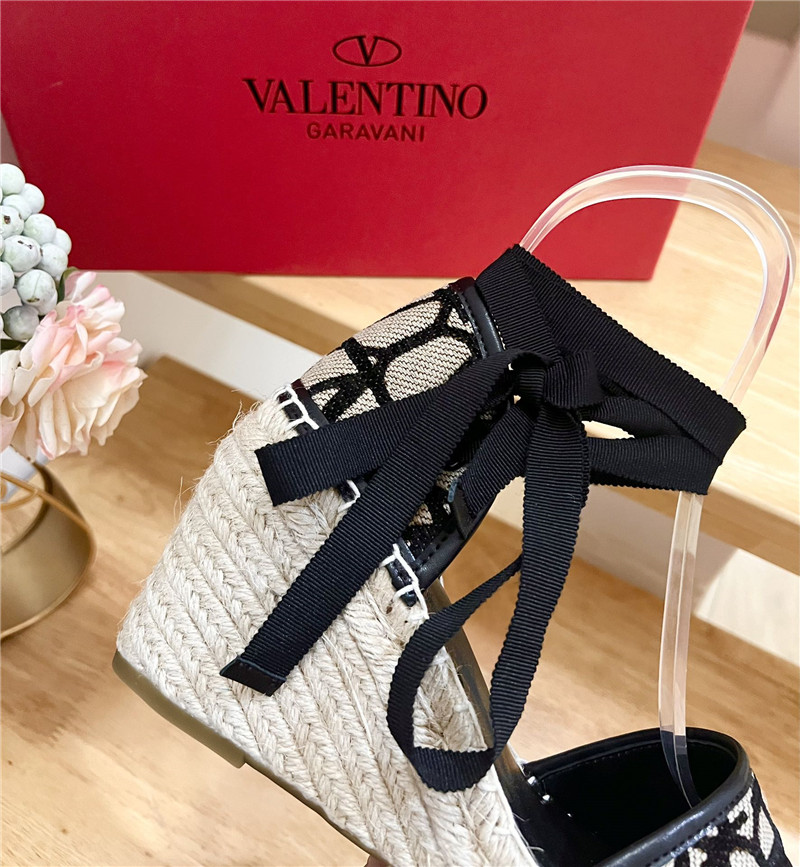 Va1e*ntin0 toile iconographe wedge sandal natural and black