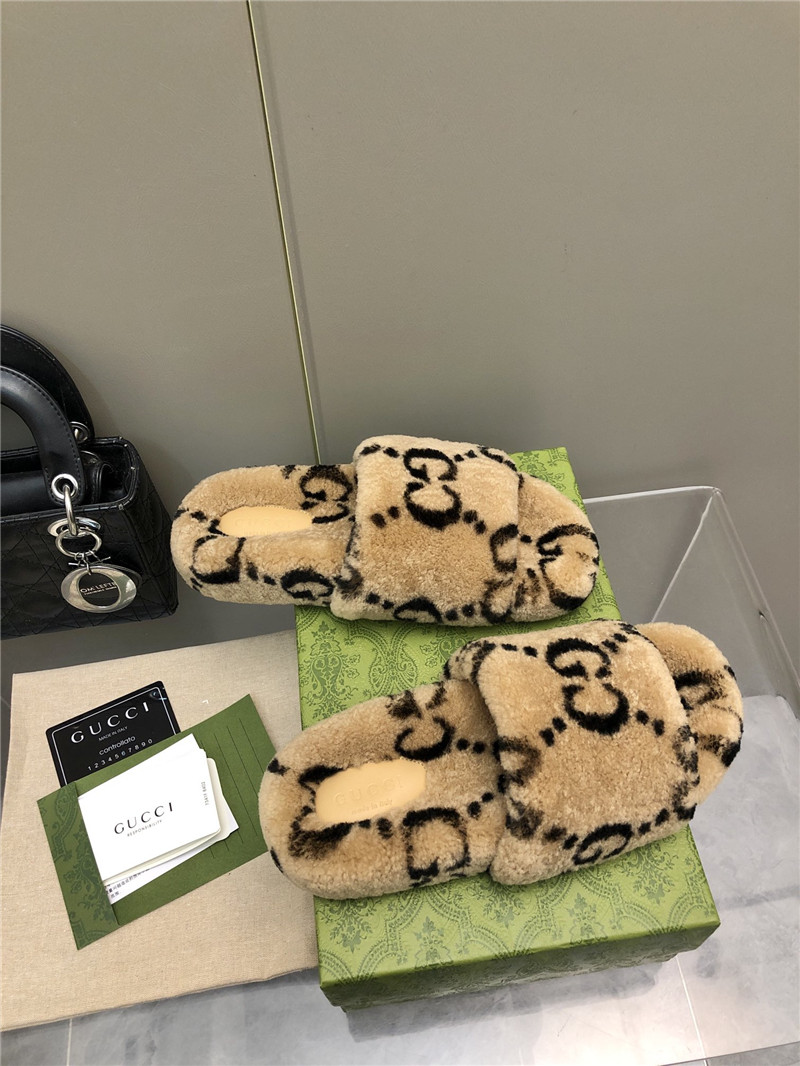 Gvc*1 monogram motif shearling slides beige