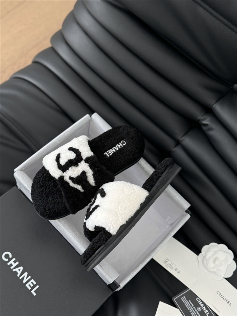 Ch**el shearling home slides in black