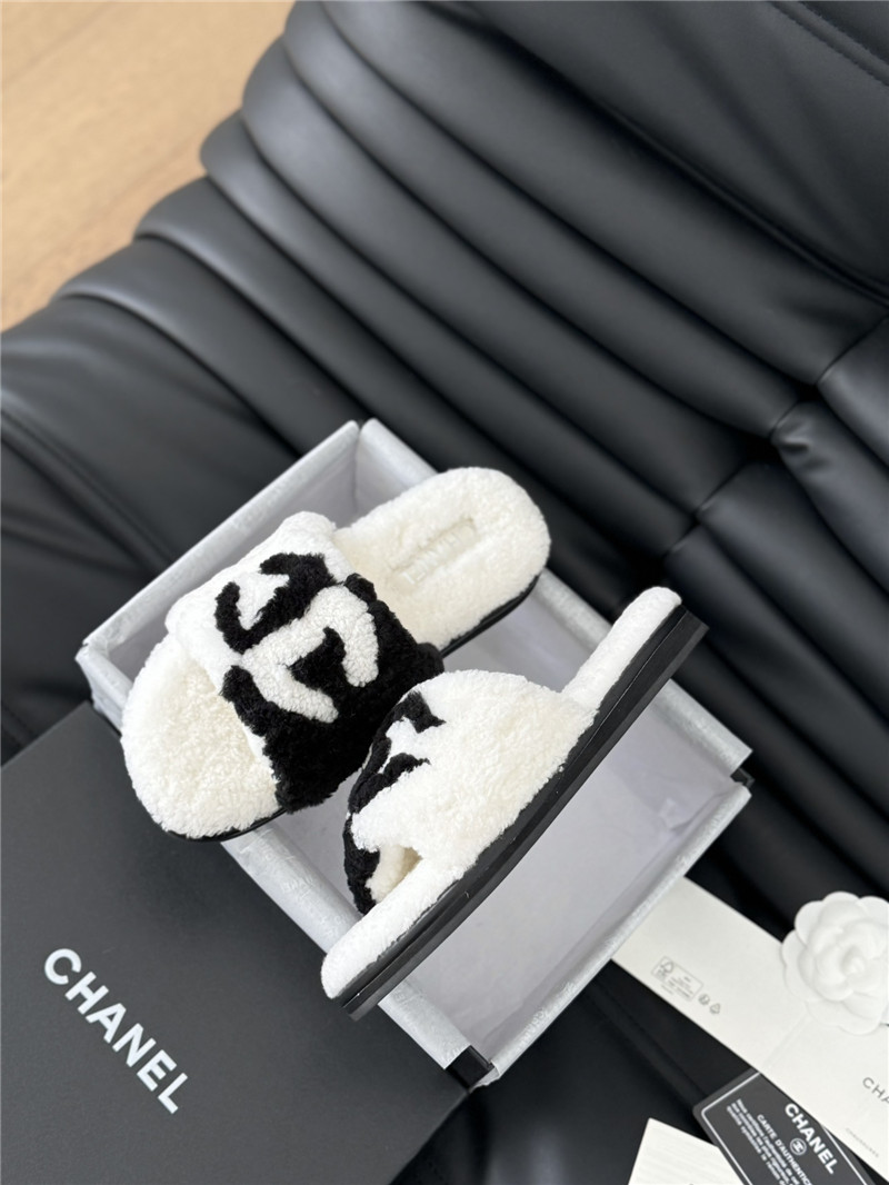 Ch**el shearling home slides white