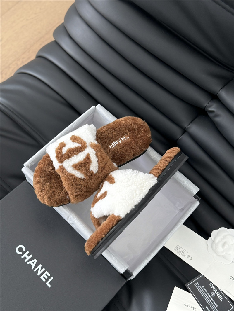 Ch**el shearling home slides brown/white