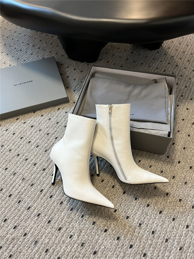Ba1en*iaga witch heeled ankle boots in white