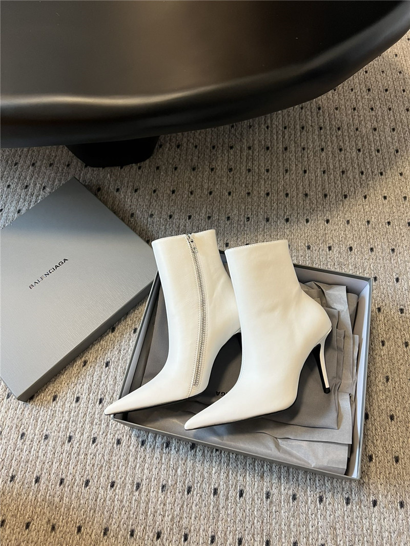 Ba1en*iaga witch heeled ankle boots in white