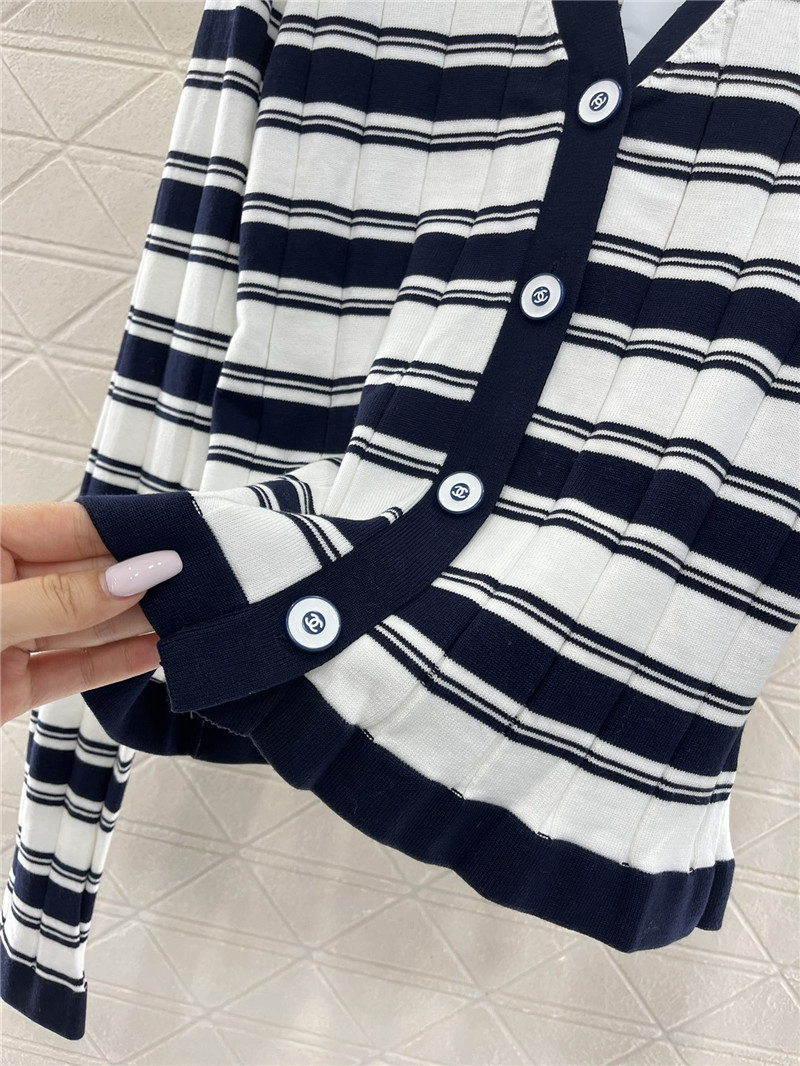 Ch**el brooch stripe v-neck cardigan black/white