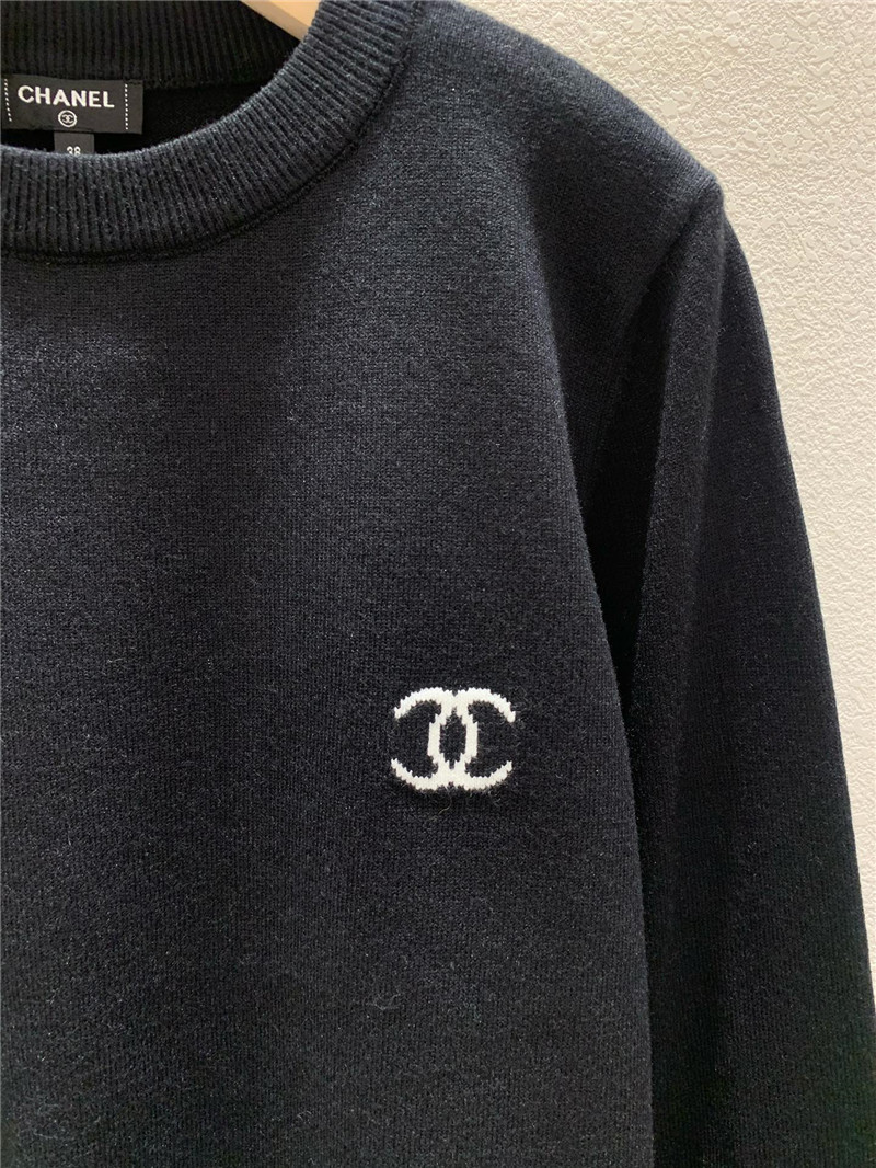 Ch**el logo-intarsia crewneck sweater in black