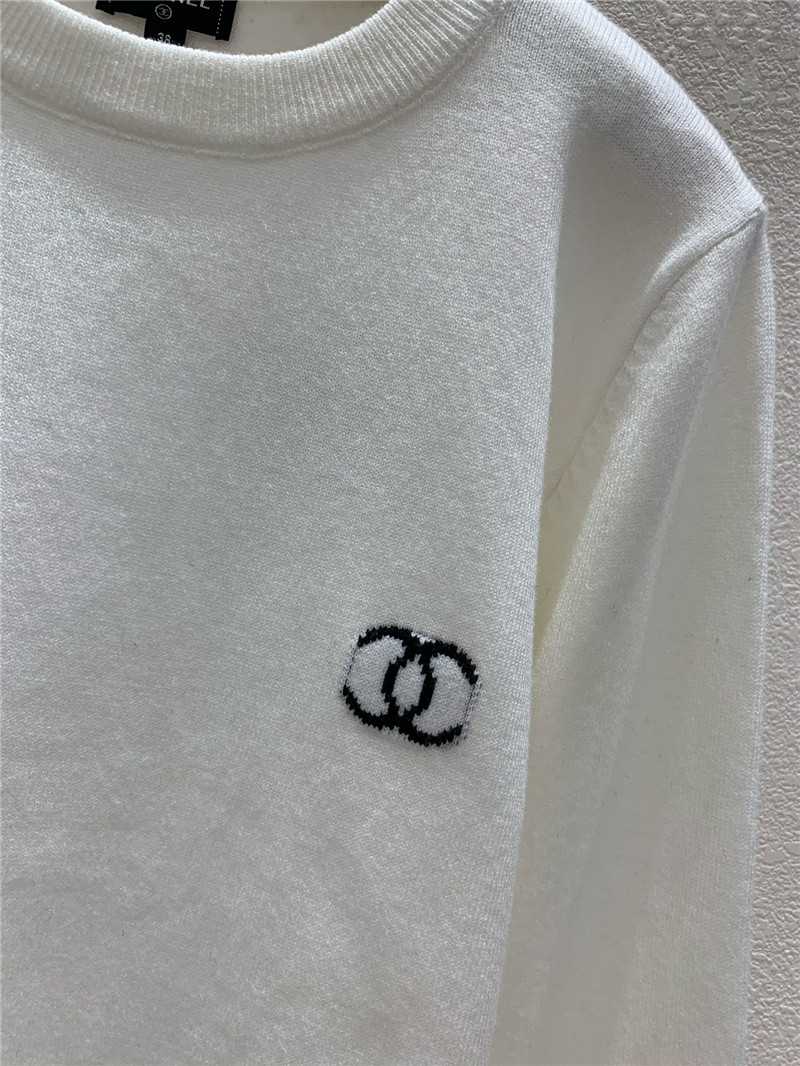 Ch**el logo-intarsia crewneck sweater white