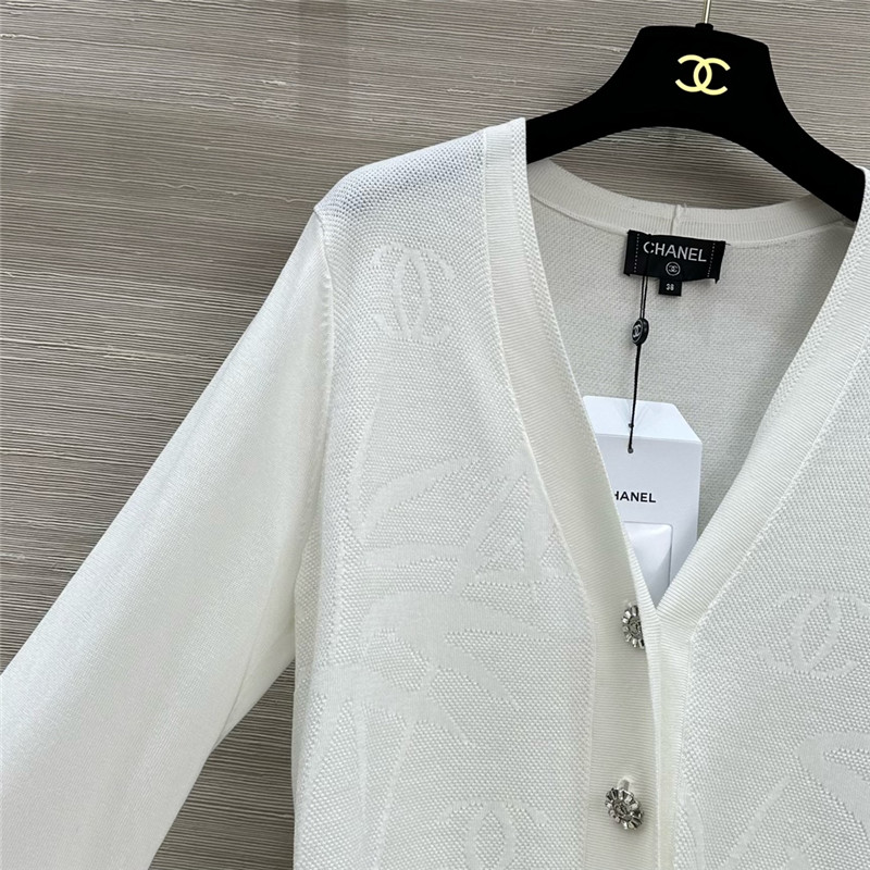 Ch**el crop jacquard v-neck cardigan white