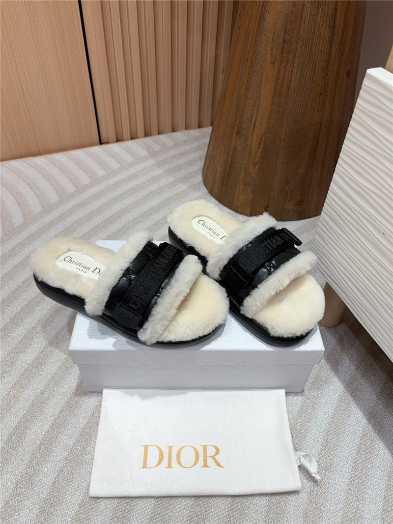 D10r evolution slides in black quilted leather & fur