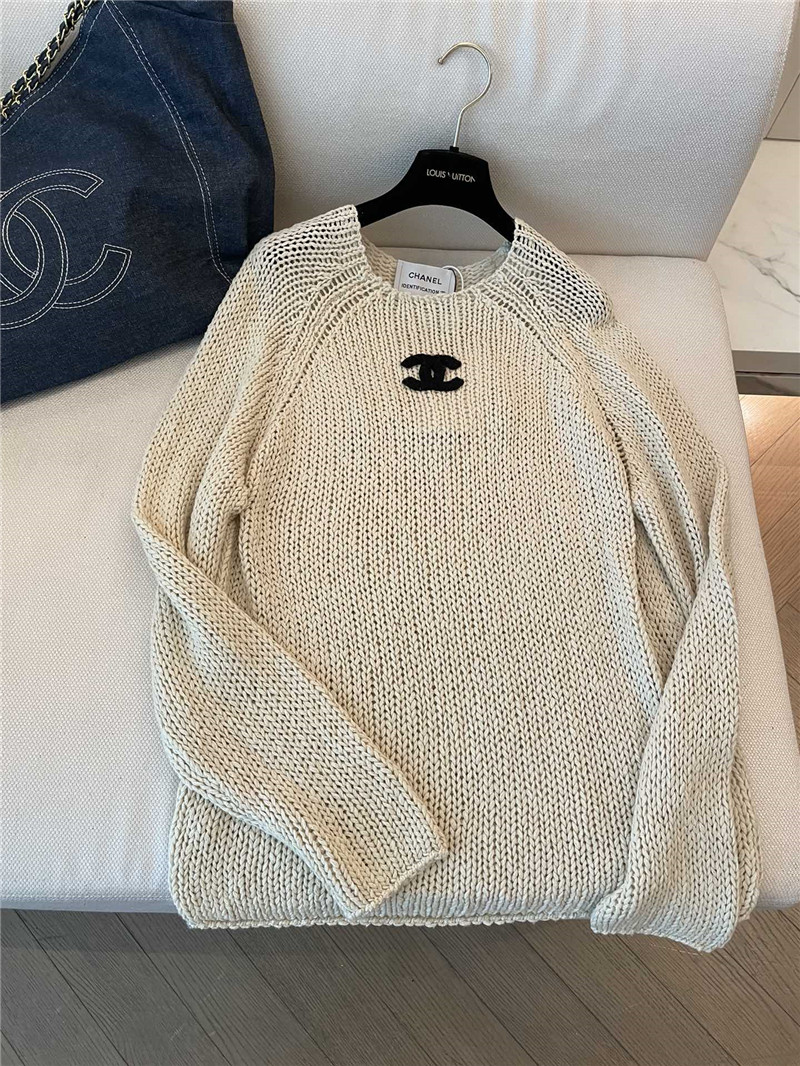 Ch**el logo applique rib-knit sweater in off-white