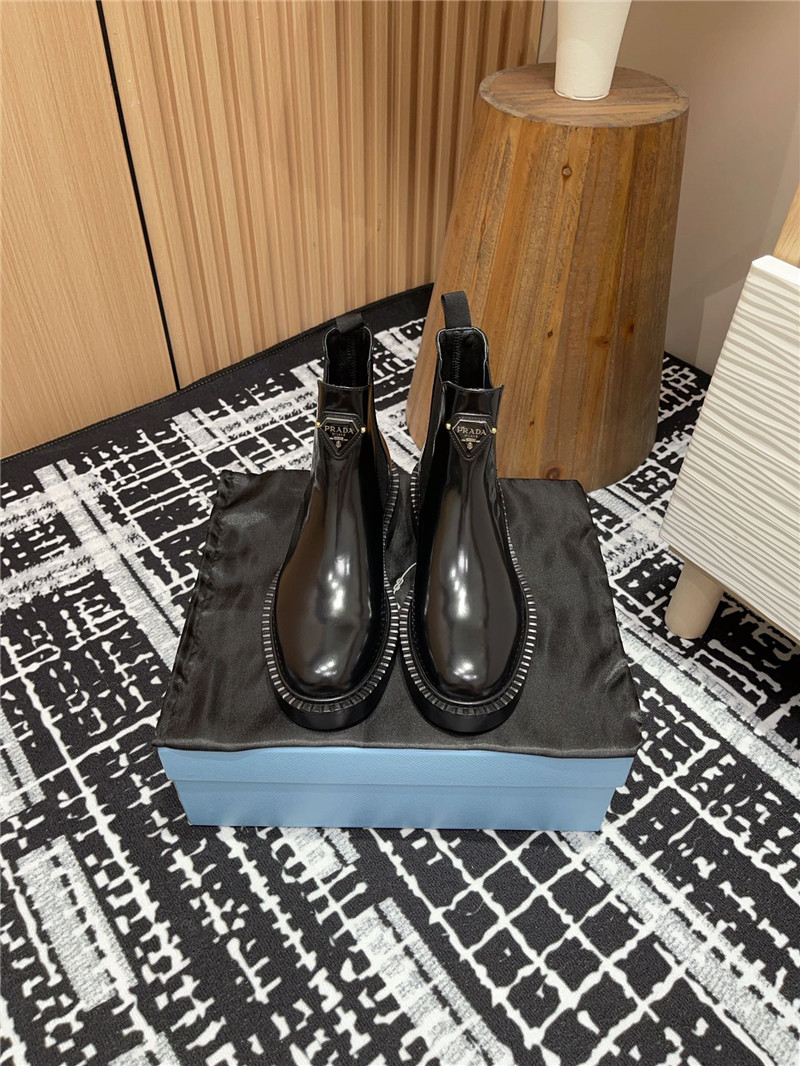 Pra*a logo patent leather chelsea boots