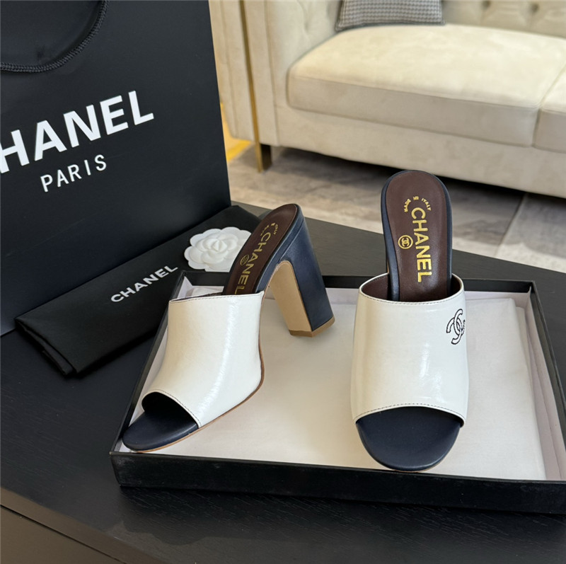 Ch**el white pattern chunky heel mule sandals