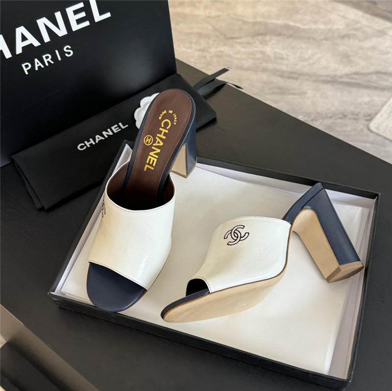 Ch**el white pattern chunky heel mule sandals