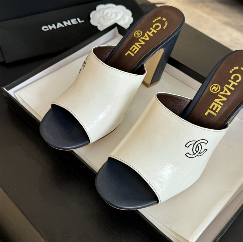 Ch**el white pattern chunky heel mule sandals