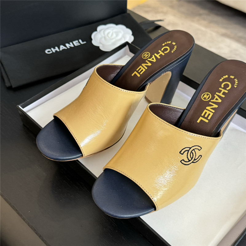 Ch**el beige pattern chunky heel mule sandals