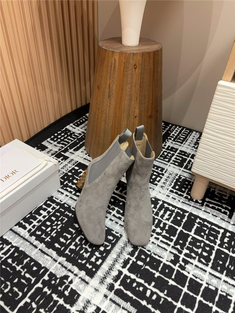 D10r icon suede heeled ankle boot in gray