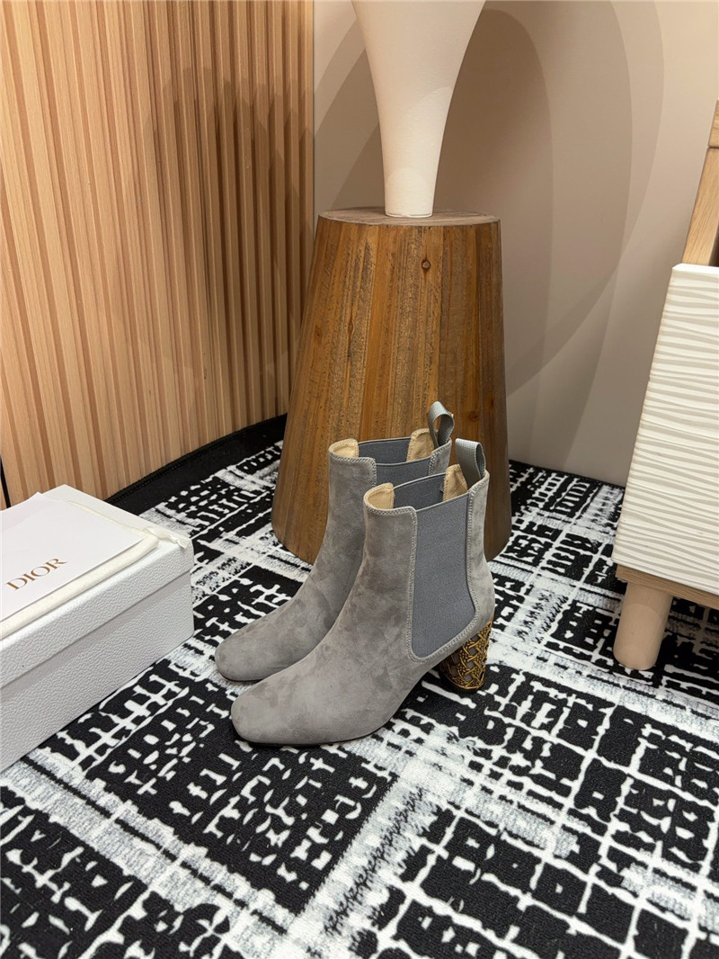 D10r icon suede heeled ankle boot in gray