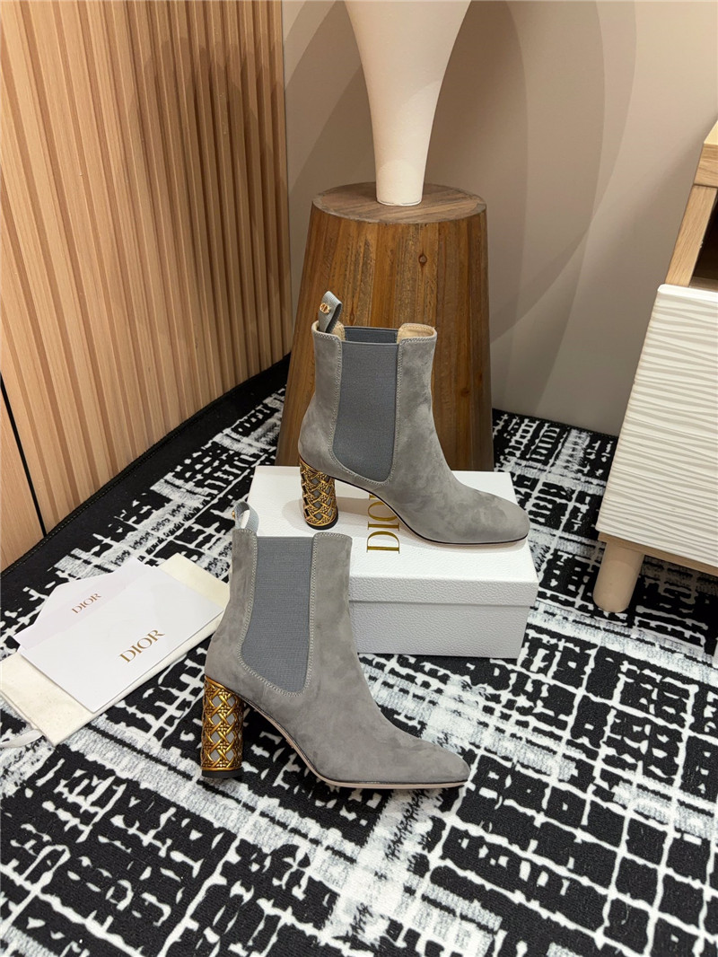 D10r icon suede heeled ankle boot in gray