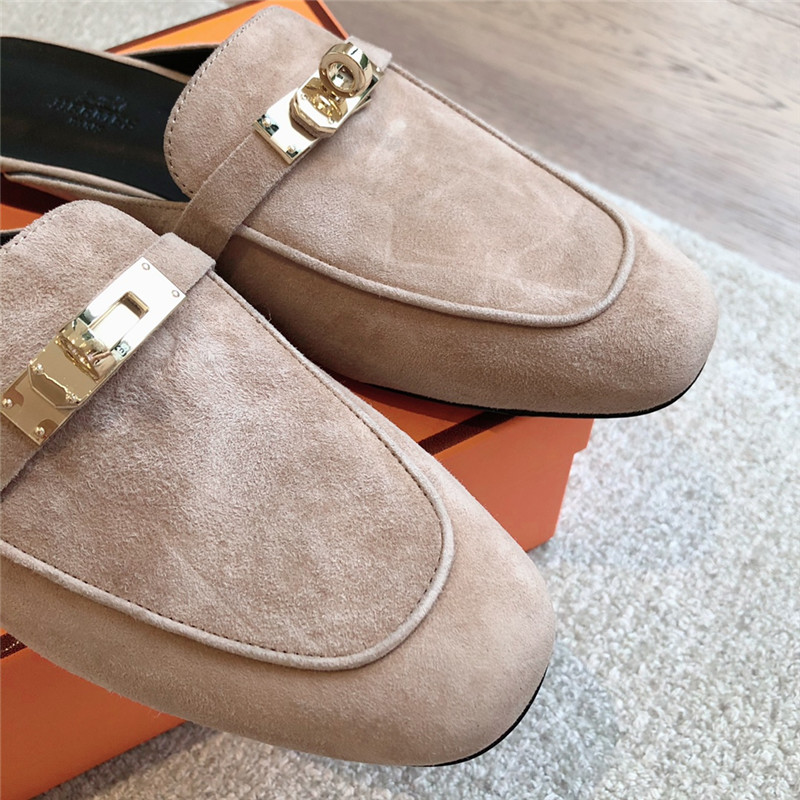 H**me5 kelly buckle oz mule in beige suede