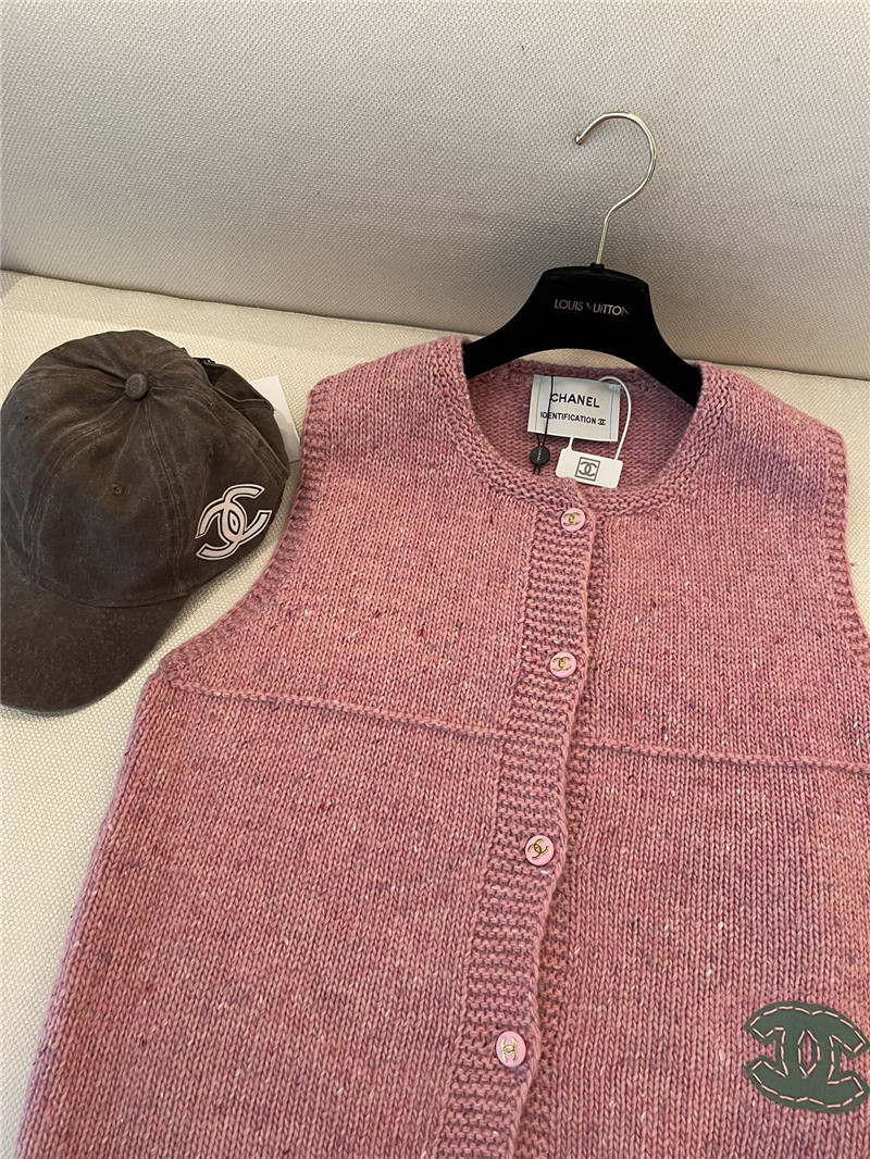 Ch**el vest