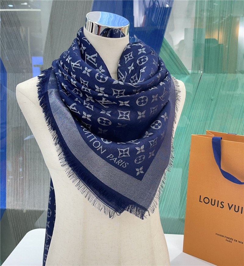 l0vis Vvtt0n lv gold and silver silk shawl