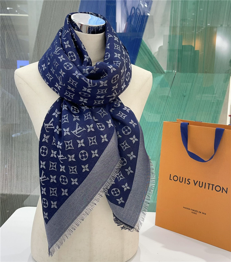 l0vis Vvtt0n lv gold and silver silk shawl